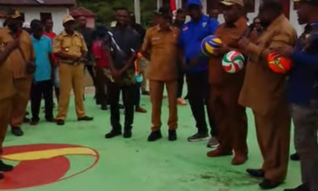 Bupati Maybrat Karel Murafer Resmi Membuka Turnamen Futsal KNPI CUP I Distrik Aitinyo Utara Tahun 2025