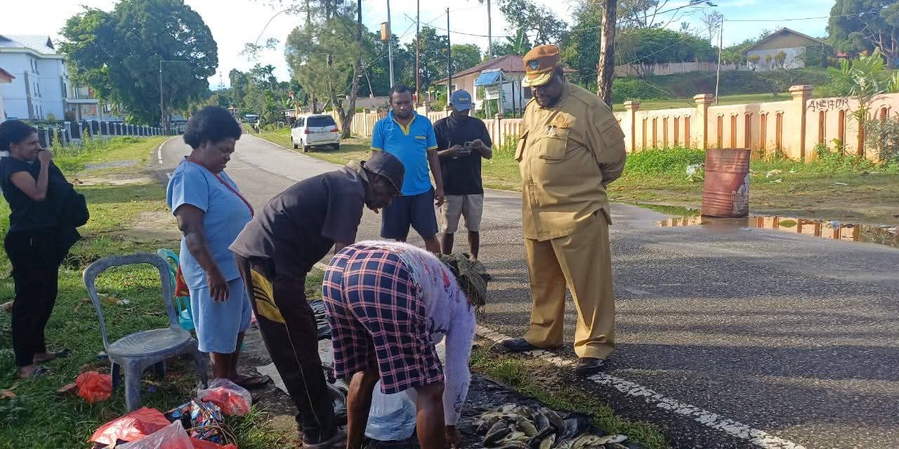 Sekda Maybrat Biasakan Setiap Senin Pagi Belanja jualan mama Papua di Pasar Kambuaya