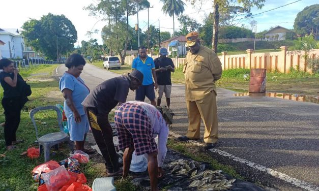 Sekda Maybrat Biasakan Setiap Senin Pagi Belanja jualan mama Papua di Pasar Kambuaya