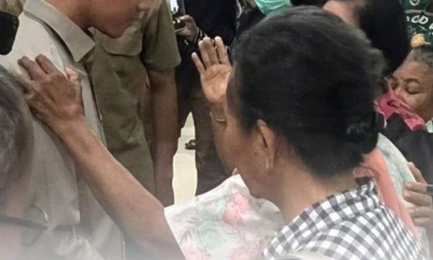 Momen Haru, Pasien Lansia Mama Papua Doakan Wapres Gibran Saat Kunjungan ke Puskesmas Mopah Baru Merauke