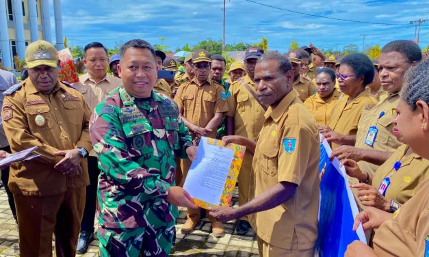 Dandim 1809/Maybrat Dampingi Bupati Serahkan Seragam Sekolah Gratis bagi Siswa di Kabupaten Maybrat
