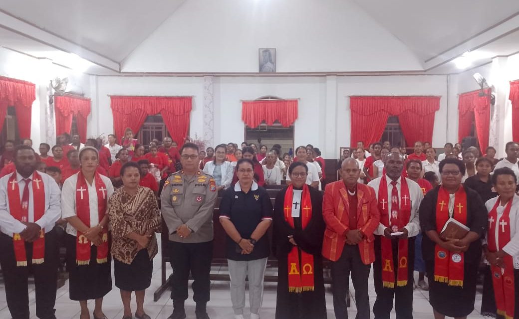 HUT ke-54 Jemaat GKI Marthen Luther Wermit, Bupati Petronela Krenak Hadiri Ibadah Syukur dan Serahkan Bantuan