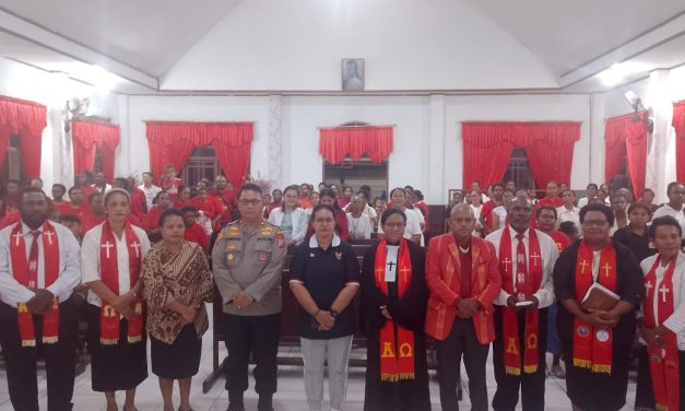 HUT ke-54 Jemaat GKI Marthen Luther Wermit, Bupati Petronela Krenak Hadiri Ibadah Syukur dan Serahkan Bantuan
