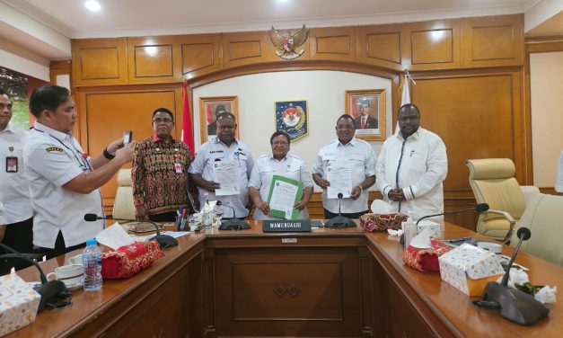 Bupati Maybrat Paparkan 17 Distrik ke Wamendagri Ribka Haluk.