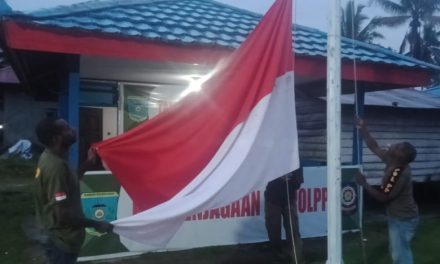 Satpol PP Kabupaten Maybrat Kibarkan Bendera Merah Putih di Pos Kediaman Bupati
