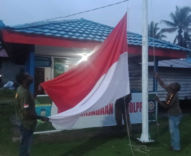 Satpol PP Kabupaten Maybrat Kibarkan Bendera Merah Putih di Pos Kediaman Bupati
