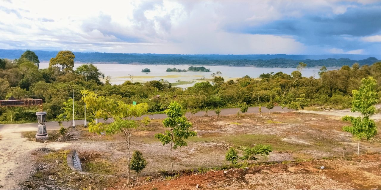 Pesona Danau Ayamaru Terlihat Indah dari Ketinggian Samu Bah