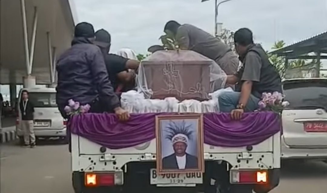 Tangis Keluarga Sambut Jenazah Gusti Sagrim di Sorong, Prosesi Penghormatan Dimulai di Stadion Bawela