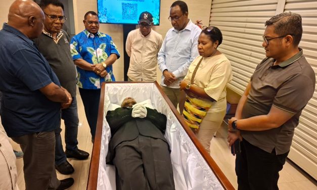 Bupati Maybrat Karel Murafer Melayat ke Rumah Duka Almarhum Aguste C. R. Sagrim di RSPAD Gatot Soebroto