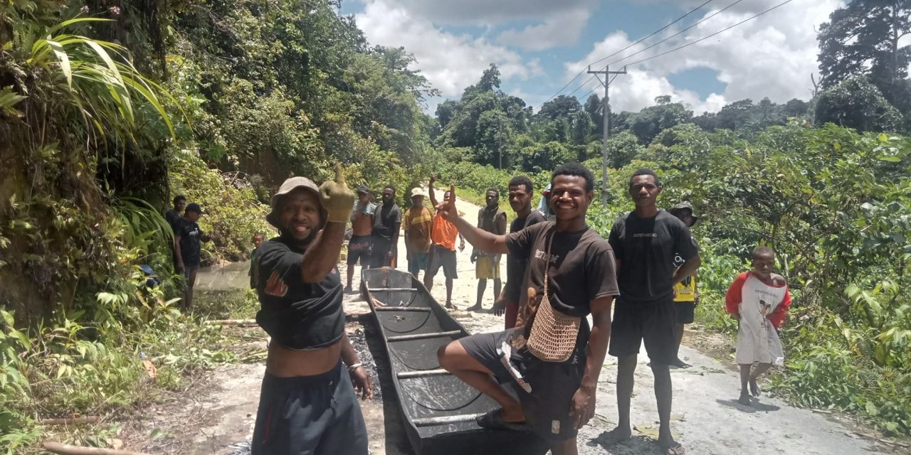 Warga Kampung Temsos Raya Gotong Royong Bantu Keluarga Melkianus S. Tahoba Pindahkan Perahu ke Kali Sykuut