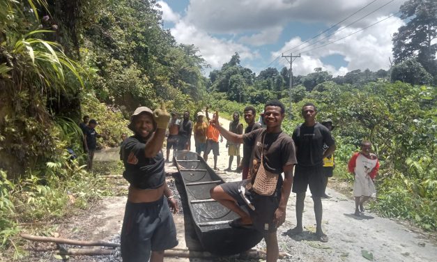 Warga Kampung Temsos Raya Gotong Royong Bantu Keluarga Melkianus S. Tahoba Pindahkan Perahu ke Kali Sykuut