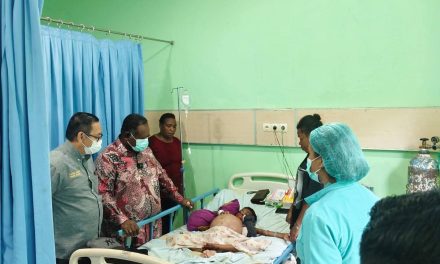Gubernur Papua Barat Daya Jenguk Anak Asal Sorong Selatan Penderita Atresia Ani di RS Selebisolu