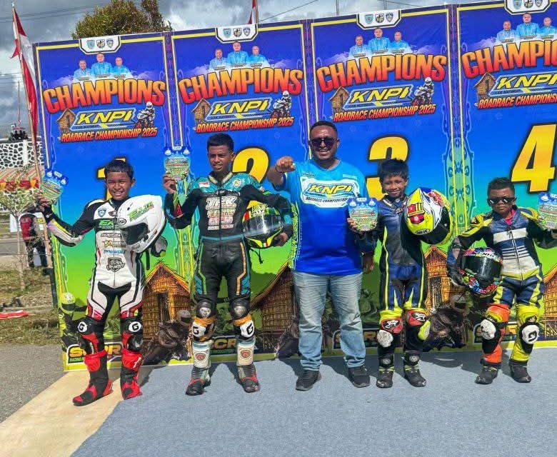 Ketua DPD KNPI Maybrat Serahkan Hadiah kepada Juara Lomba Talenta Muda di KNPI Roadrace Championship 2025
