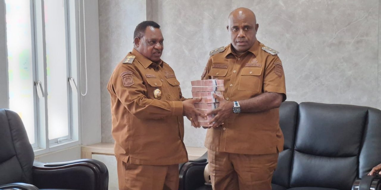 Pemda Maybrat Serahkan Dana Rp400 Juta Dukung Perayaan HUT Theofani ke-74