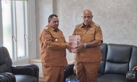 Pemda Maybrat Serahkan Dana Rp400 Juta Dukung Perayaan HUT Theofani ke-74