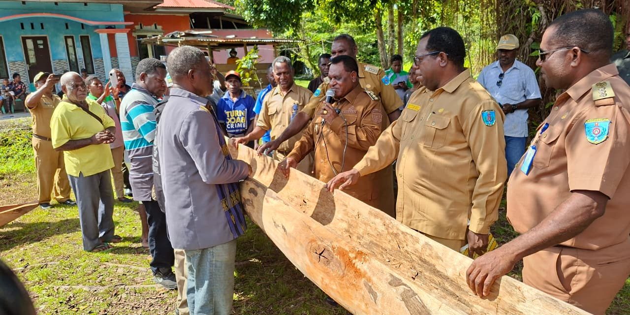 Bupati Maybrat Serahkan 18 Unit Perahu dan 4 Ton Ikan Lele untuk Dukung Kesejahteraan Nelayan dan Penanganan Stunting