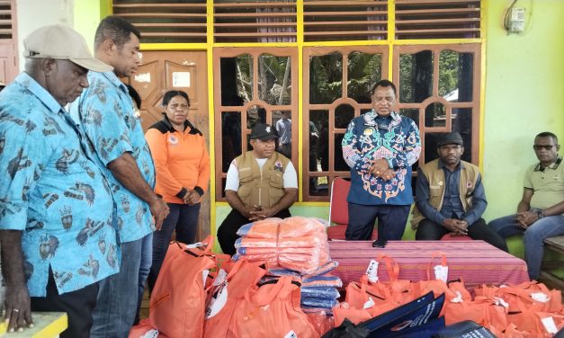 Bupati Maybrat Serahkan Bantuan untuk Korban Banjir Dampak Bendungan Danau Ayamaru, Dorong Penanganan Terpadu dan Pemulihan Ekonomi