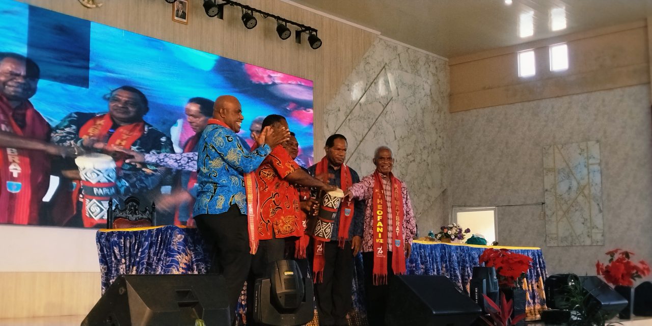 Gubernur Papua Barat Daya Elisa Kambu Resmi Buka Seminar HUT Teofani ke-74 di Bumi A3 Maybrat