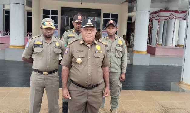 Satpol PP Maybrat Amankan Jalannya HUT Ke-74 Teofani dan Musnahkan Puluhan Liter Miras Ilegal