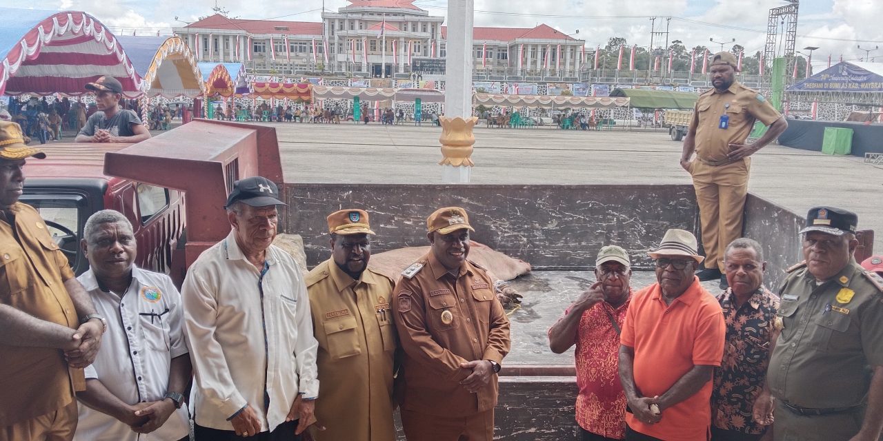 Raja Teofani Yerry Howay Serahkan Sumbangan untuk HUT Ke-74 Teofani di Maybrat