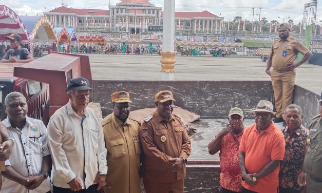 Raja Teofani Yerry Howay Serahkan Sumbangan untuk HUT Ke-74 Teofani di Maybrat