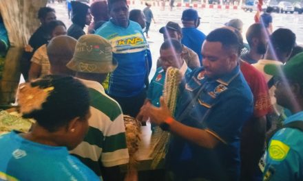 Ketua KNPI Maybrat Dukung Ekonomi Lokal, Belanja Aksesori Khas Papua di Kumurkek