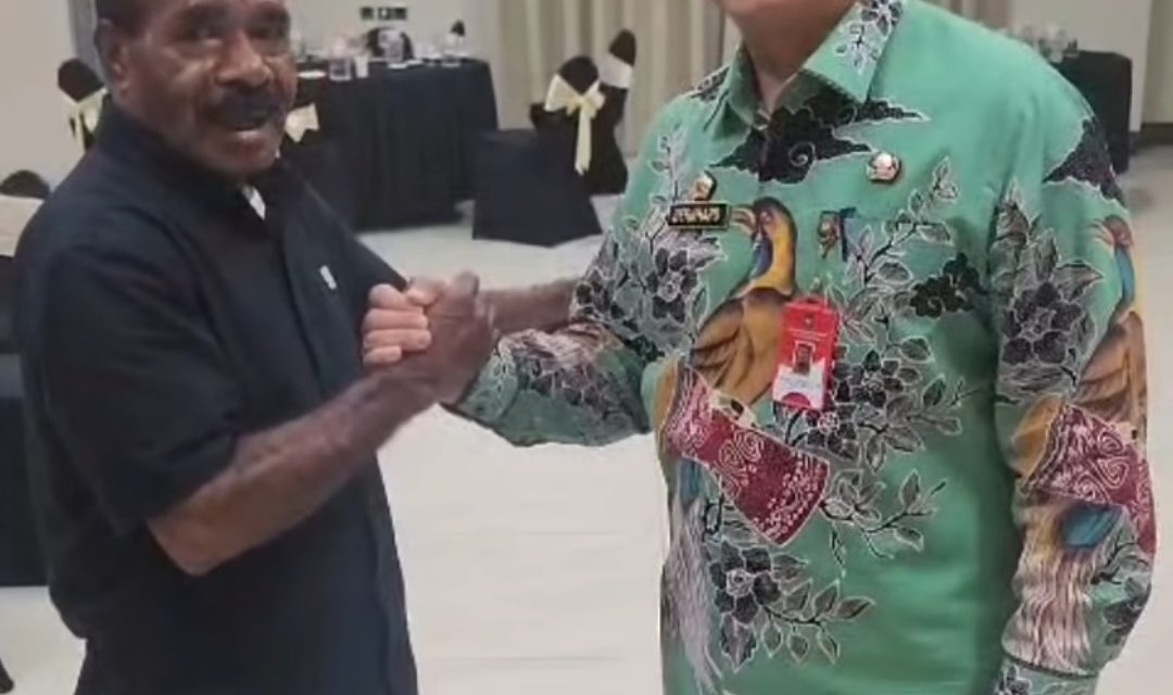 Mantan Pj Bupati Maybrat Bernhard Rondonuwu Bertemu Kembali dengan Agustinus Nauw: “Engkau Adalah Engkau, Dia Adalah Dia”
