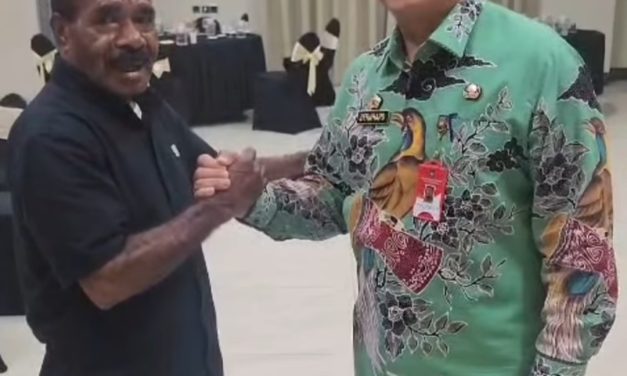 Mantan Pj Bupati Maybrat Bernhard Rondonuwu Bertemu Kembali dengan Agustinus Nauw: “Engkau Adalah Engkau, Dia Adalah Dia”