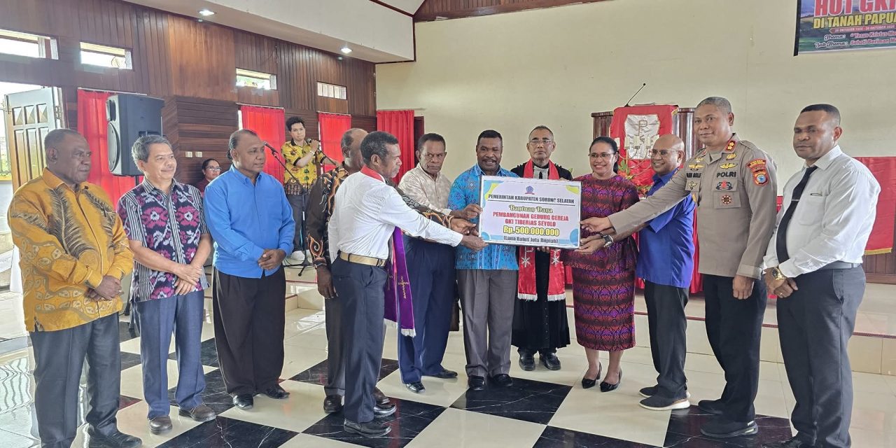 Bupati Sorong Selatan Ibu Petronela Krenak Hadiri Ibadah di Jemaat Tiberias Seyolo dan Serahkan Bantuan Rp500 Juta untuk Pembangunan Gereja Baru