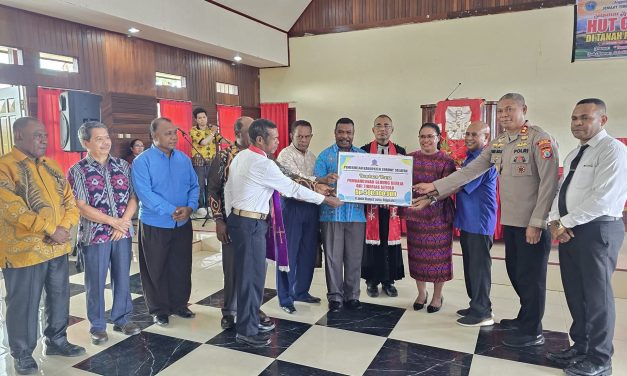 Bupati Sorong Selatan Ibu Petronela Krenak Hadiri Ibadah di Jemaat Tiberias Seyolo dan Serahkan Bantuan Rp500 Juta untuk Pembangunan Gereja Baru