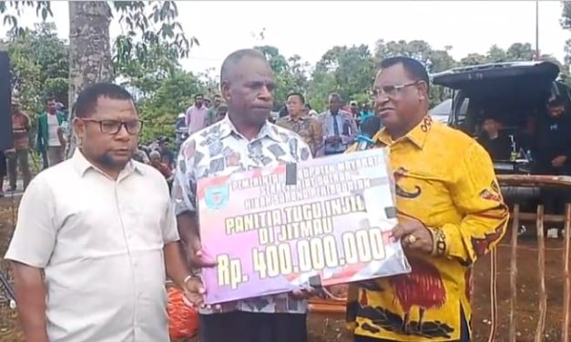 Bupati Maybrat Serahkan Bantuan Rp400 Juta untuk Pembangunan Tugu Sejarah Pekabaran Injil di Jitmau dan Ikuf