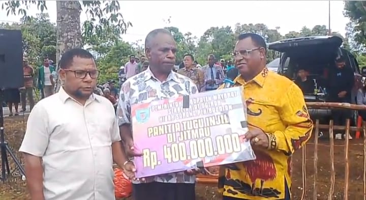 Bupati Maybrat Serahkan Bantuan Rp400 Juta untuk Pembangunan Tugu Sejarah Pekabaran Injil di Jitmau dan Ikuf
