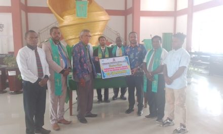 Pemkab Sorong Selatan Serahkan Hibah Rp 500 Juta untuk Pembangunan Menara Lonceng GKI Mubarak Sondrofoyo