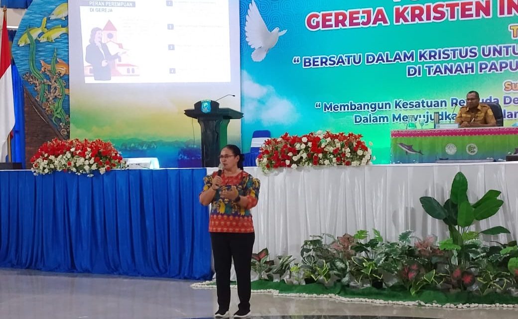 Bupati Sorong Selatan Petronela Krenak Bawakan Materi tentang Peran Perempuan dalam Politik, Gereja, dan Masyarakat di Kongres II FGM GKI Tanah Papua