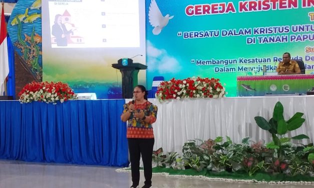 Bupati Sorong Selatan Petronela Krenak Bawakan Materi tentang Peran Perempuan dalam Politik, Gereja, dan Masyarakat di Kongres II FGM GKI Tanah Papua