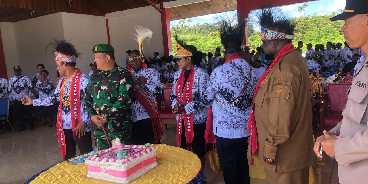 Bupati Maybrat Karel Murafer Sampaikan Apresiasi kepada Guru dalam Upacara HUT ke-80 PGRI dan Hari Guru Nasional 2025