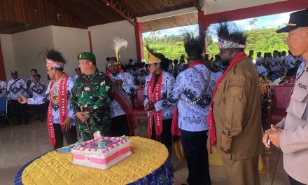 Bupati Maybrat Karel Murafer Sampaikan Apresiasi kepada Guru dalam Upacara HUT ke-80 PGRI dan Hari Guru Nasional 2025