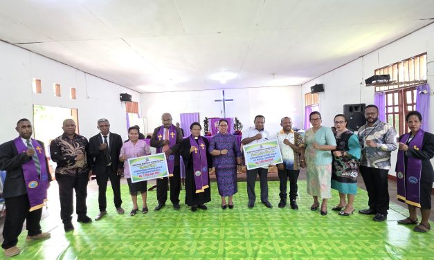 Pemkab Sorong Selatan Serahkan Bantuan Hibah Keagamaan bagi Jemaat GKI Pengharapan Kikiso dan GKI Betel Mariar
