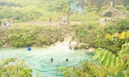 Hujan Deras Sebabkan Banjir di Kampung Sire, Anak-Anak Nikmati Air Kali Musiman
