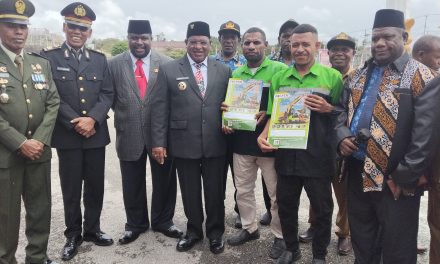 Bupati Maybrat Serahkan Sertifikat Pelatihan Alat Berat dan BPJS Ketenagakerjaan Bagi Pekerja Sosial dan Keagamaan