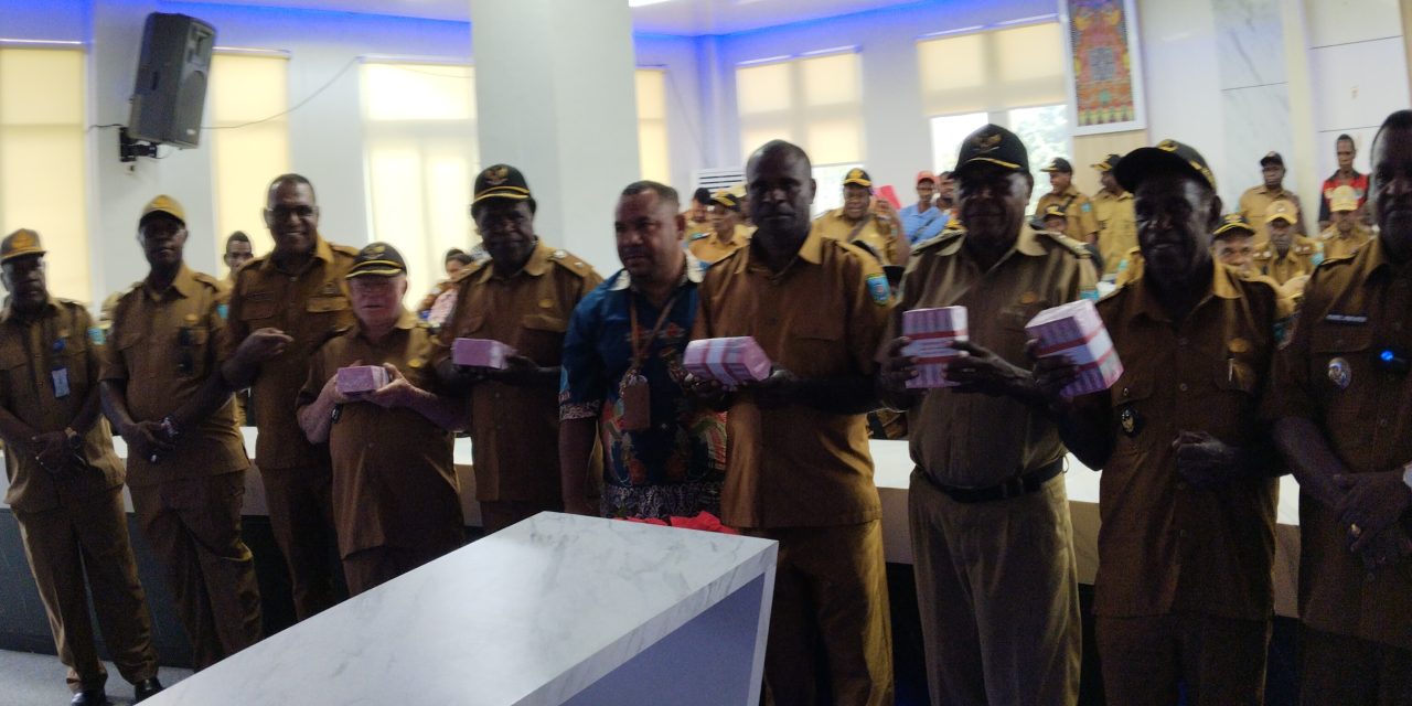 Bupati Maybrat Karel Murafer Serahkan Honor ADK kepada 259 Kepala Kampung