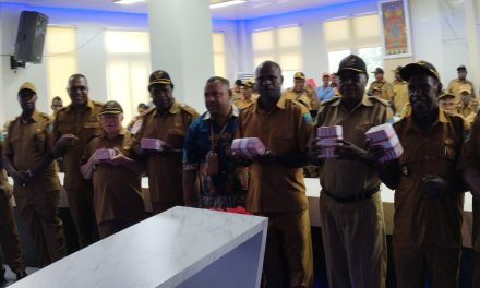Bupati Maybrat Karel Murafer Serahkan Honor ADK kepada 259 Kepala Kampung