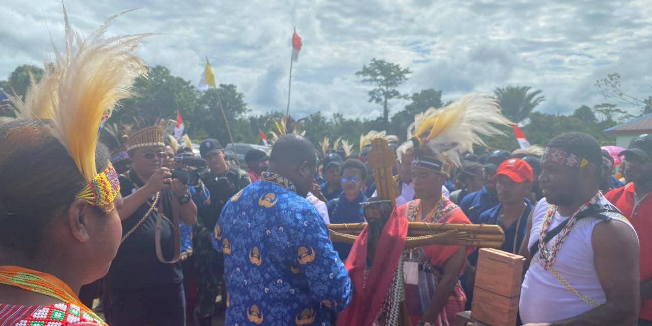 Sekda Maybrat Terima Salib Indonesia Youth Day dalam Prosesi Serah Terima di Paroki St. Yoseph Ayawasi