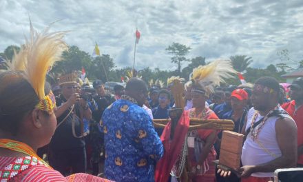 Sekda Maybrat Terima Salib Indonesia Youth Day dalam Prosesi Serah Terima di Paroki St. Yoseph Ayawasi