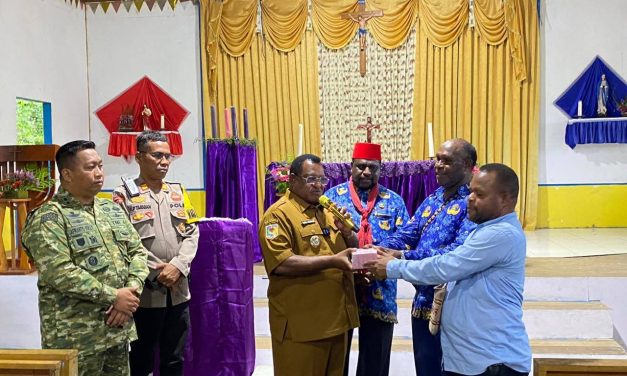 Bupati Maybrat Tinjau Persiapan Peresmian Gereja Katolik St. Yohanis Rasul Konja dan Serahkan Bantuan Dana