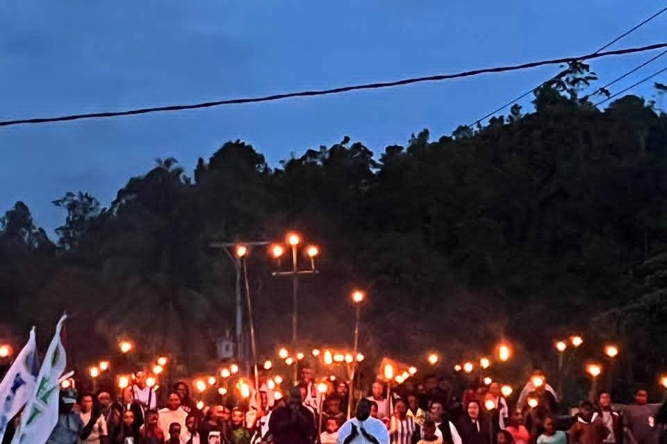 Sekda Maybrat Ferdinandus Taa Ikuti Pawai Obor dan KKR Bersama Jemaat GKI Efata Kocuer Menjelang HUT PI ke-73