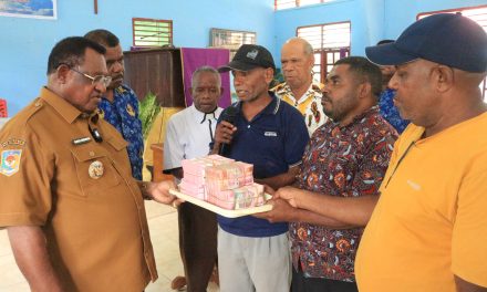 Bupati Maybrat karel Murafer Serahkan Dana Hibah Rp500 Juta untuk Pembangunan Gereja GKI Efata Kocuer