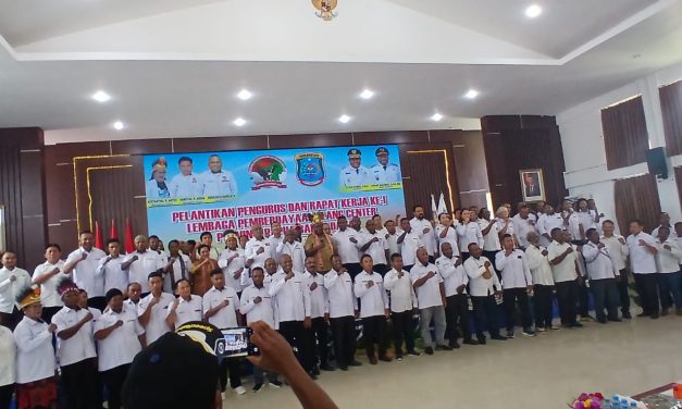 Lantik Lembaga Elang Center, Gubernur Elisa Kambu: “Kita Hadir Bukan untuk Siapa-siapa, Tapi Untuk Papua Barat Daya”