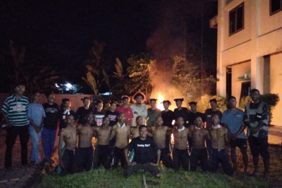 Puncak Pembinaan Mahasiswa Sorong Selatan di Manokwari Ditandai Api Unggun sebagai Simbol Solidaritas