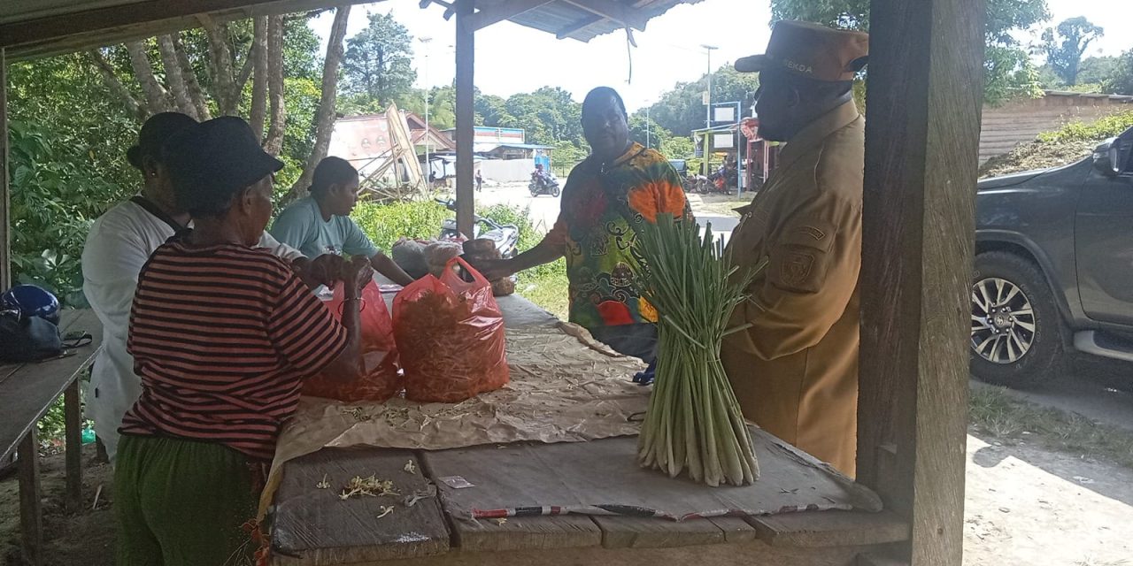 Sekda Maybrat dan Anggota MRP Papua Barat Daya Temui Warga di Pasar Kaget Frataven